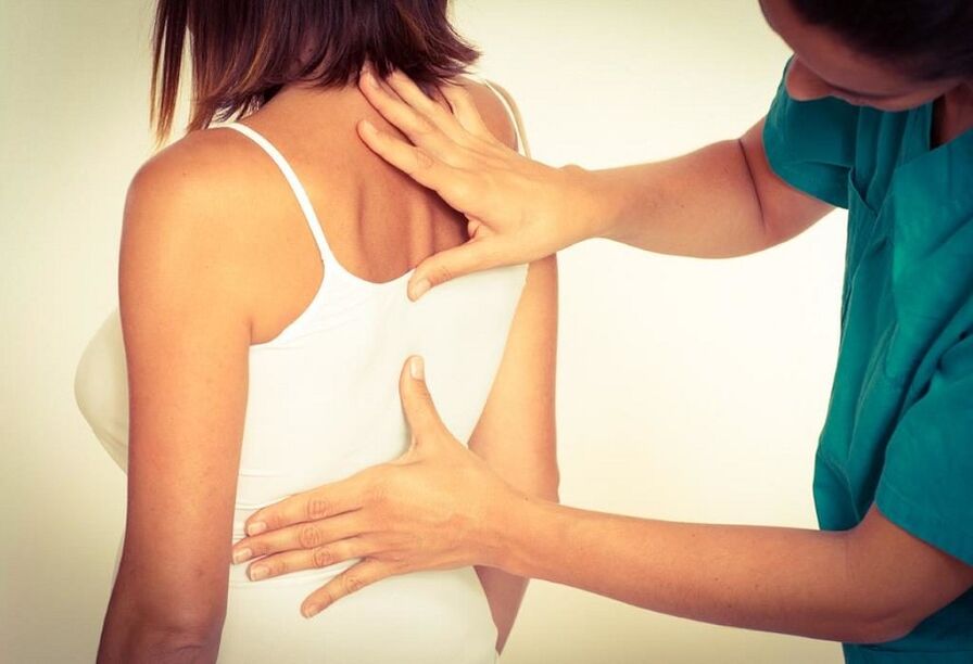 Torasik osteokondroz uzmanı tarafından muayene